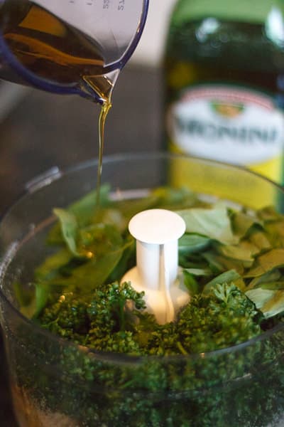 Basilikum und Öl zur Pesto